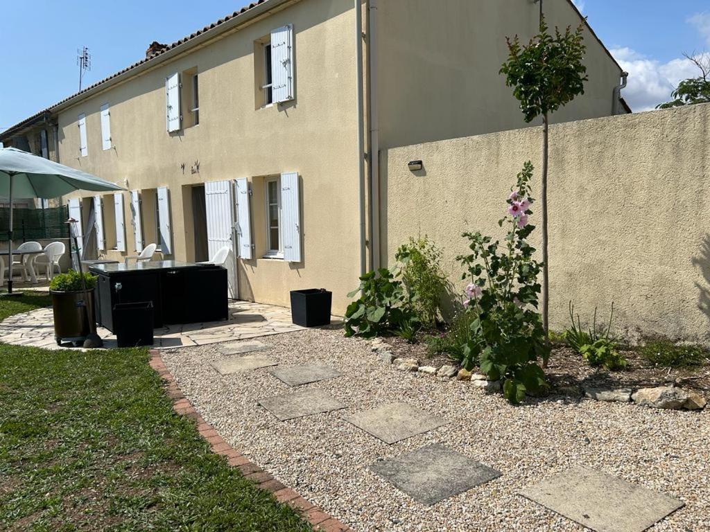Villa Les Trémières Le Thou Exterior foto