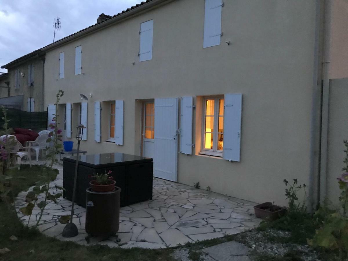 Villa Les Trémières Le Thou Exterior foto